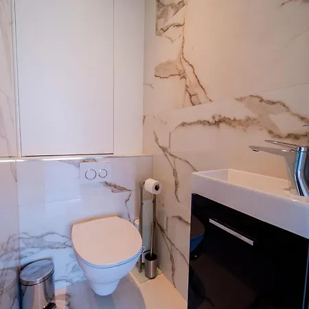 Apartment Emplacement Rare Avec Vue Garage Ferme