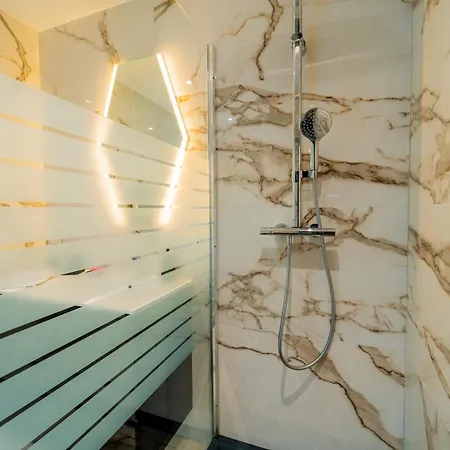 Emplacement Rare Avec Vue Garage Fermé