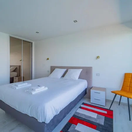 Emplacement Rare Avec Vue Garage Fermé Appartement