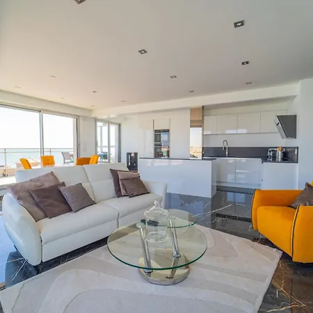 Emplacement Rare Avec Vue Garage Fermé *