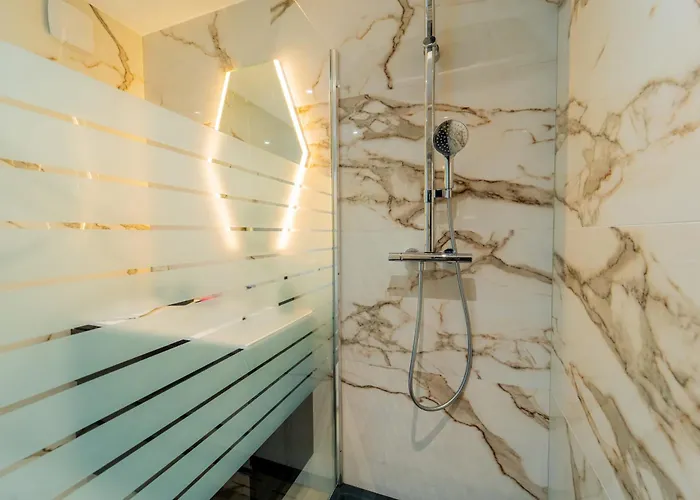 Emplacement Rare Avec Vue Garage Ferme