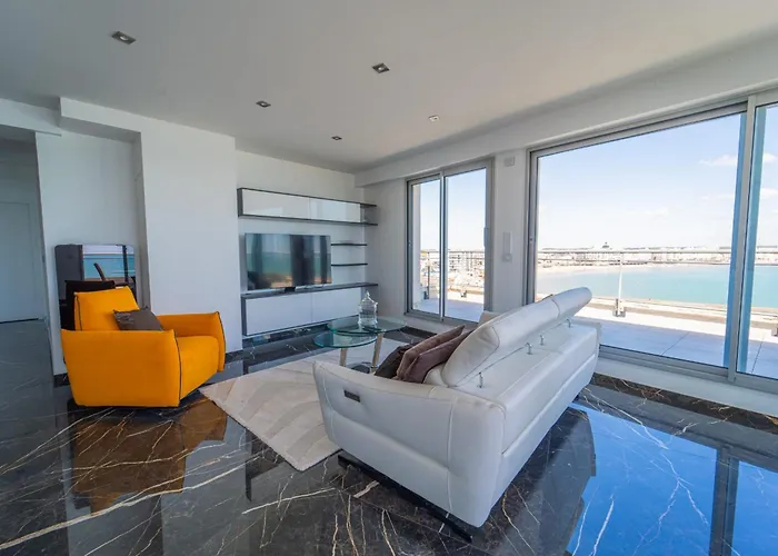 Emplacement Rare Avec Vue Garage Ferme 莱萨布勒-多洛讷