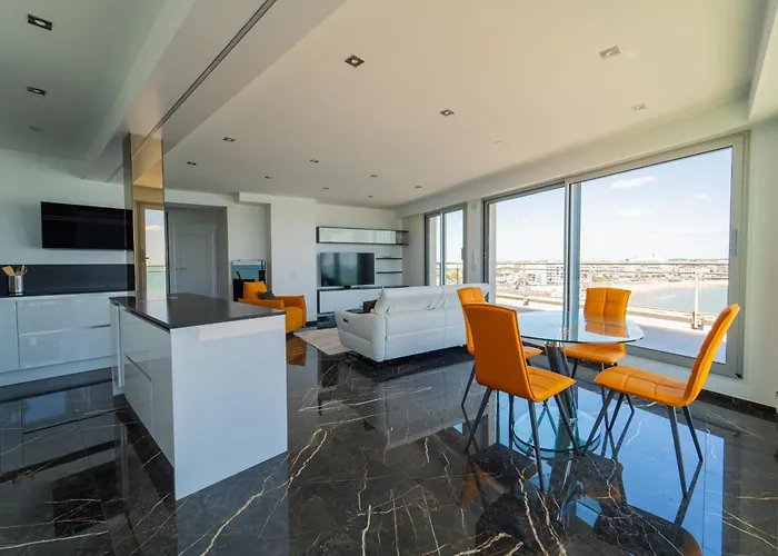 Emplacement Rare Avec Vue Garage Ferme 莱萨布勒-多洛讷