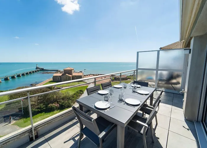 Emplacement Rare Avec Vue Garage Ferme 莱萨布勒-多洛讷