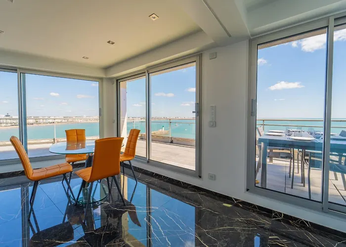 Emplacement Rare Avec Vue Garage Ferme 莱萨布勒-多洛讷